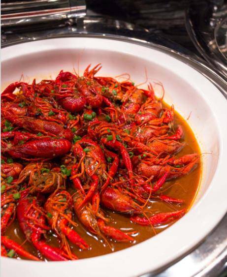 小伙在街边卖这种“黑