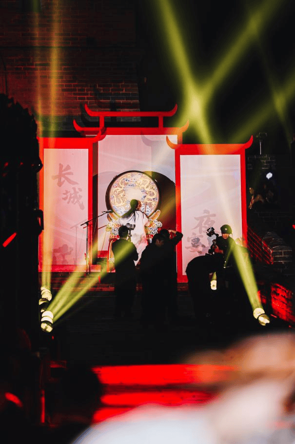 长城上中华土鸡秀惊艳